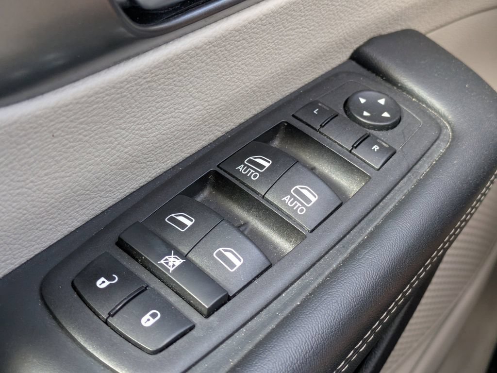 Used 2023 Chrysler Pacifica Touring-L FWD image 26