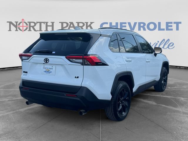 Used 2021 Toyota RAV4 LE FWD image 3
