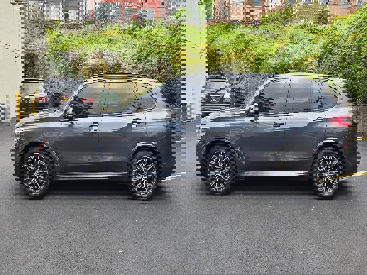 Used 2020 BMW X5 M50i w/ Premium Package image 2