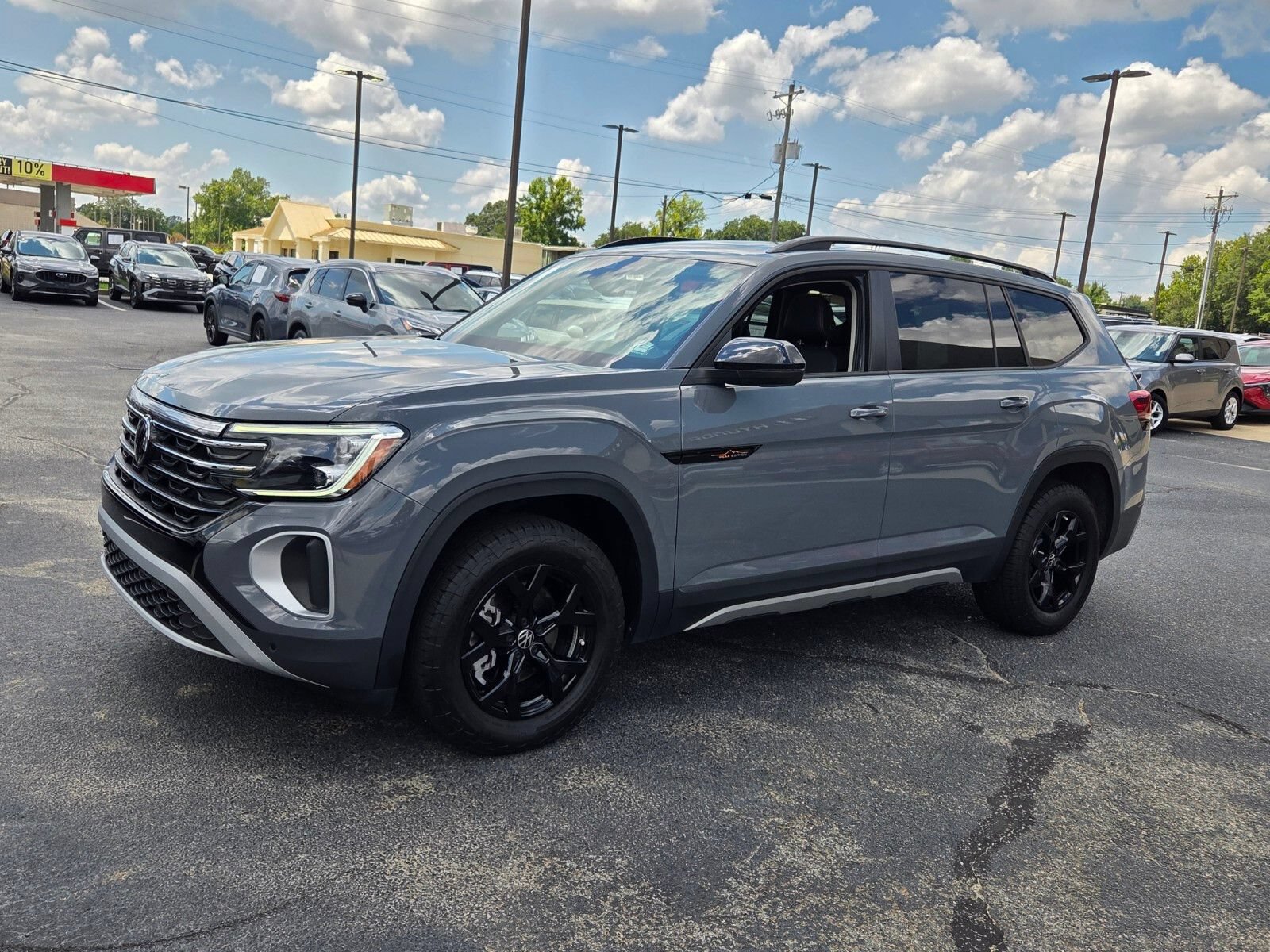 Used 2025 Volkswagen Atlas Peak Edition SE AWD/4WD image 3