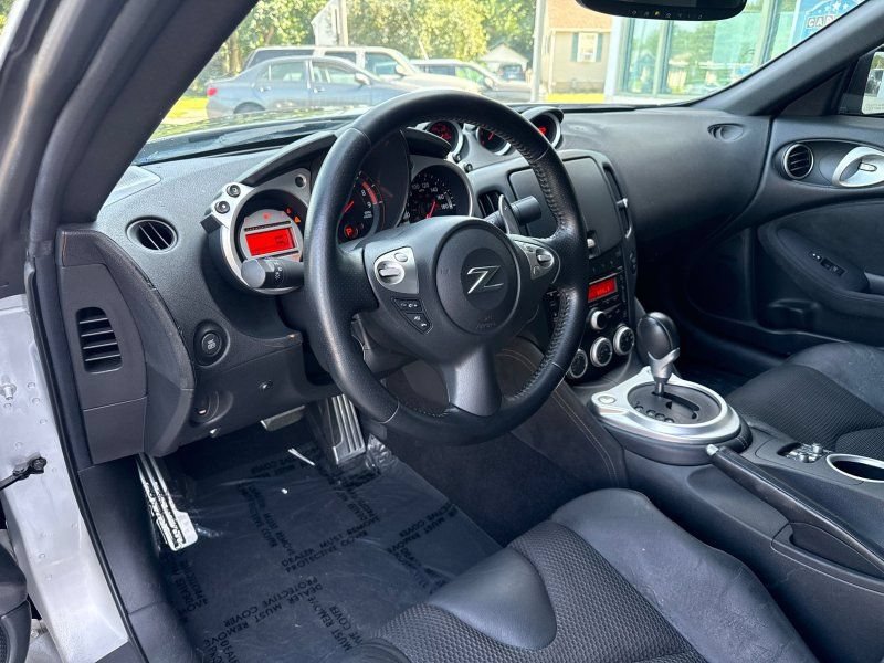 Used 2010 Nissan 370Z Touring RWD image 13