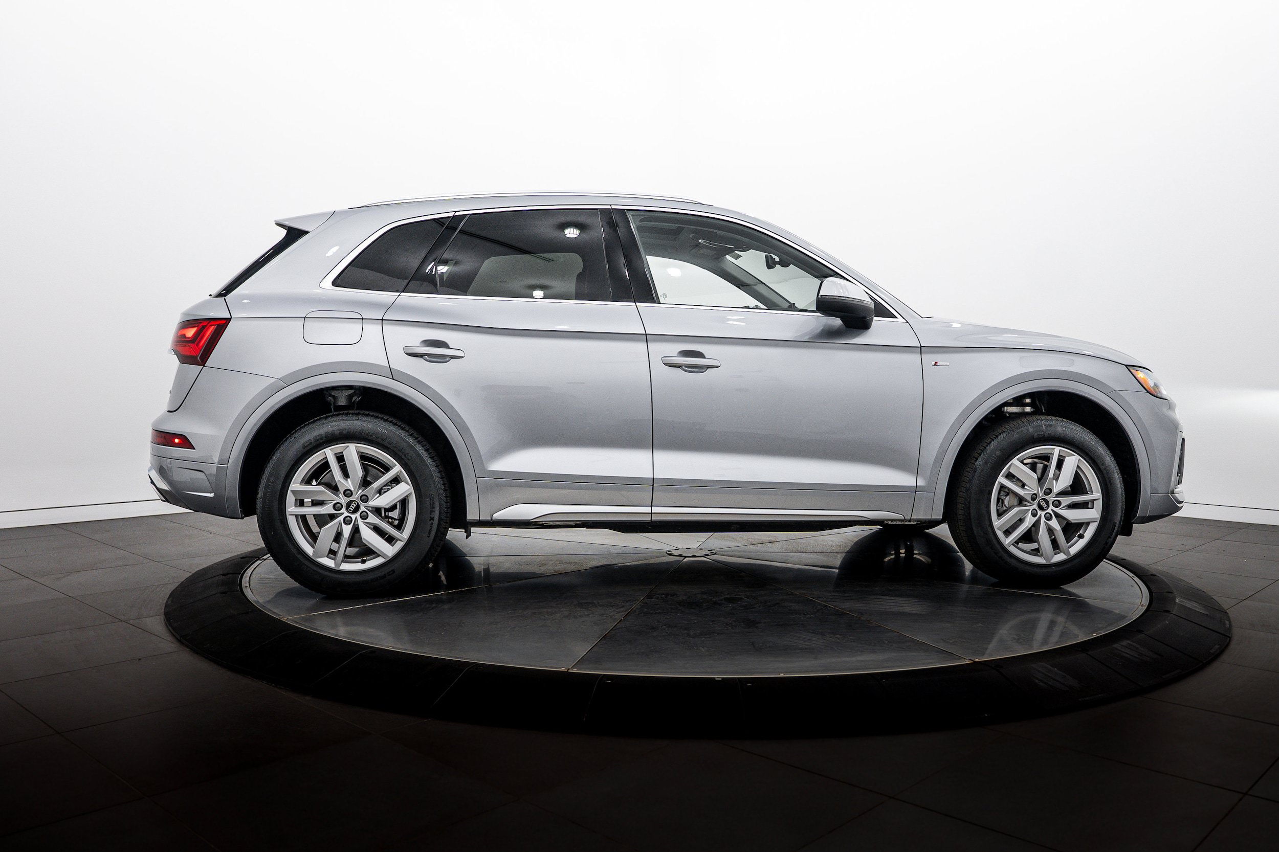 Certified 2023 Audi Q5 2.0T Premium w/ Convenience Package AWD/4WD image 3