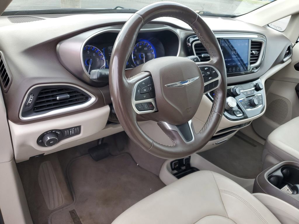 Used 2017 Chrysler Pacifica Touring-L w/ Tire & Wheel Group image 9