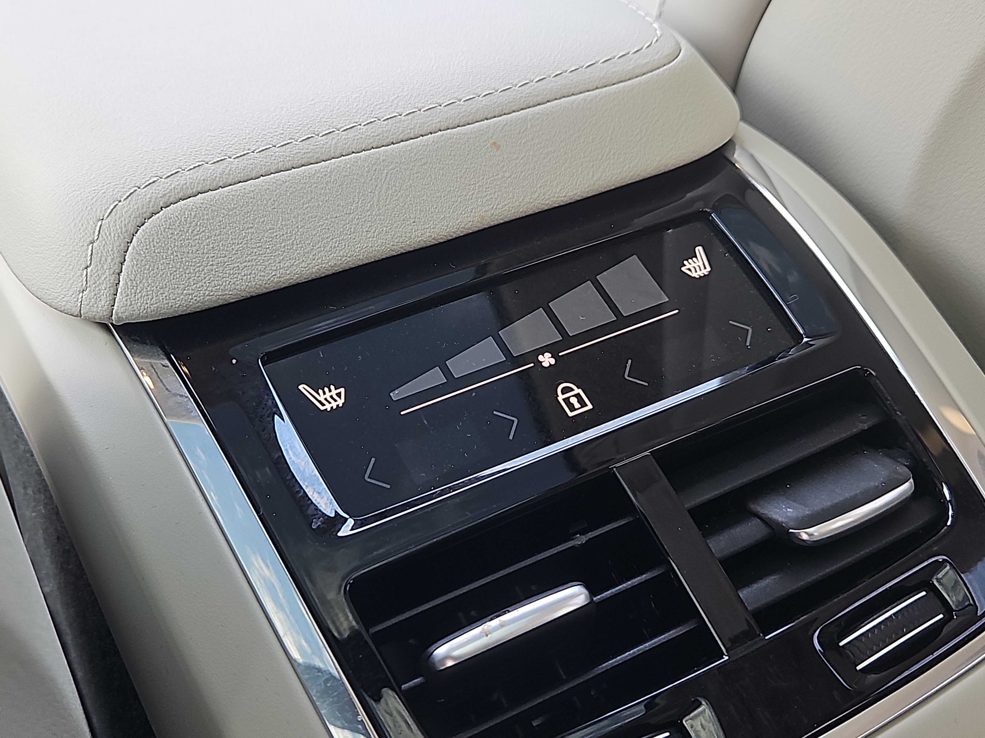 Used 2025 Volvo XC60 B5 Ultra w/ Protection Package Premier image 16