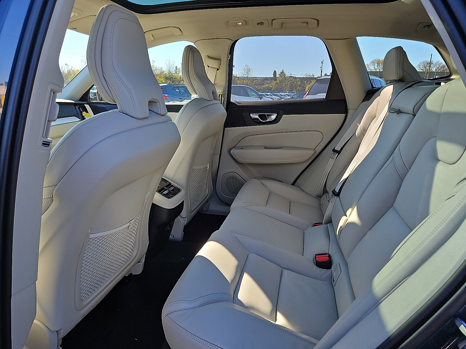 New 2026 Volvo XC60 B5 Ultra w/ Protection Package Premier AWD/4WD image 8