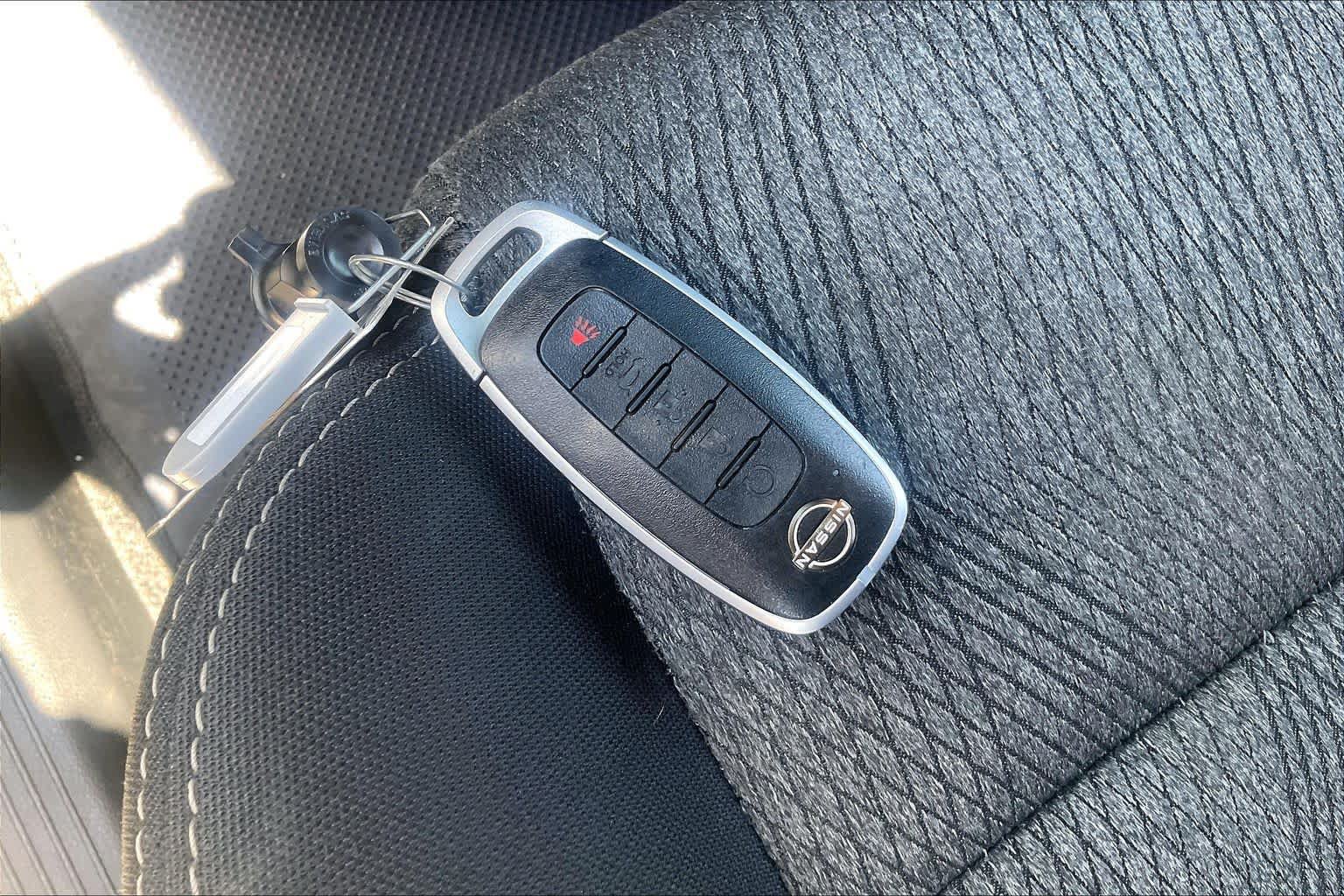 Used 2025 Nissan Rogue SV FWD image 14