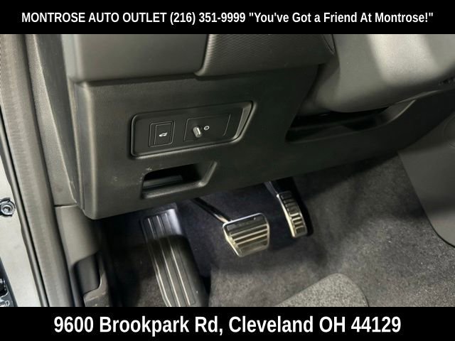 New 2024 Land Rover Discovery Dynamic SE image 13