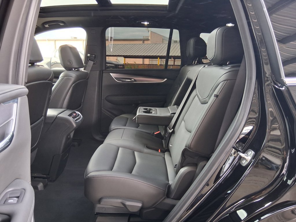 Certified 2025 Cadillac XT6 Luxury w/ LPO, Red Accent Package FWD image 23
