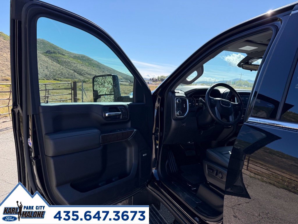 Used 2022 GMC Sierra 2500 Denali w/ Denali Black Diamond Edition AWD/4WD image 13