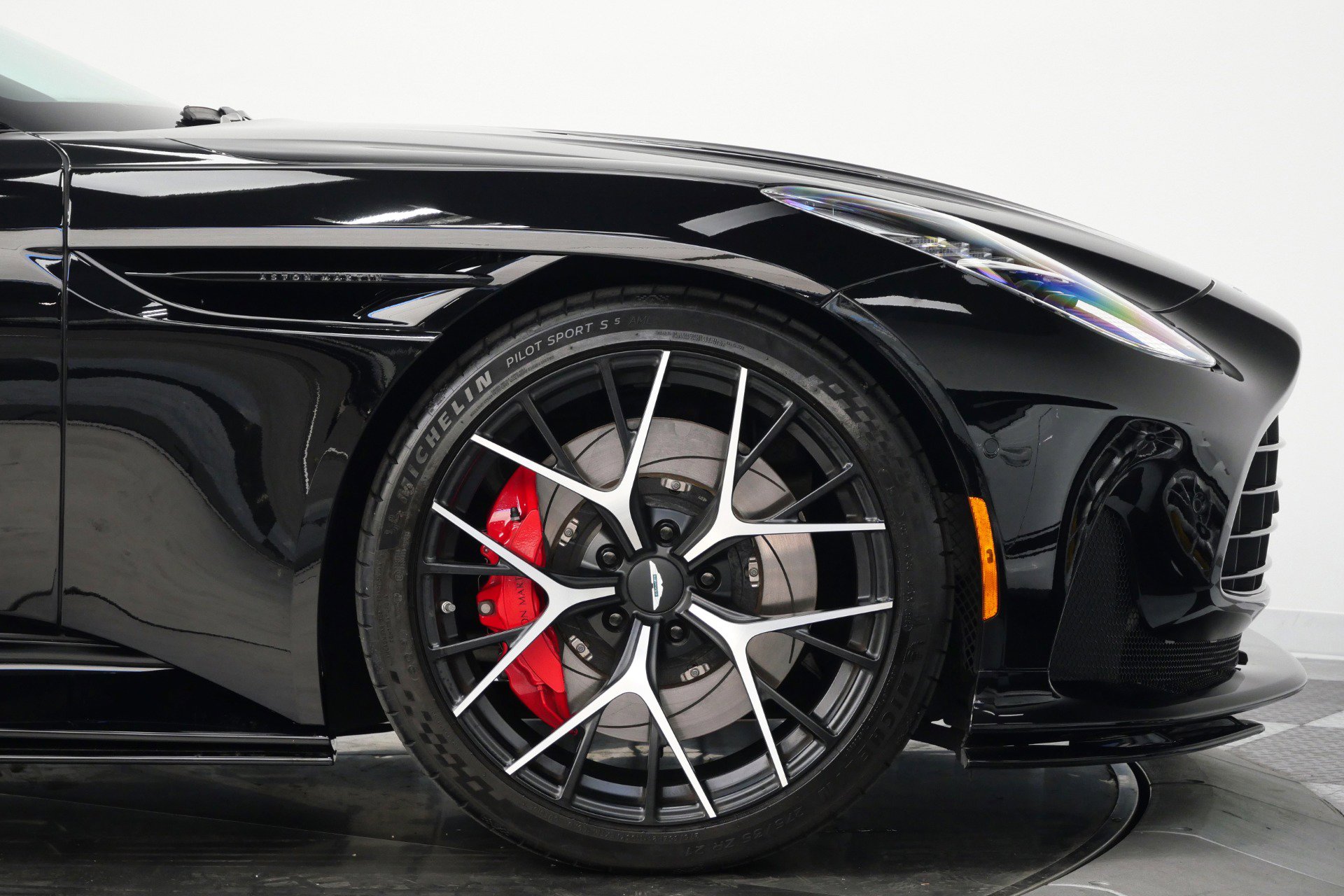 Used 2025 Aston Martin DB12 Convertible RWD image 52