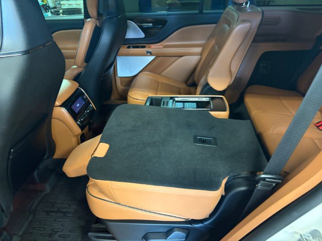 Used 2025 Lincoln Aviator Black Label AWD/4WD image 11