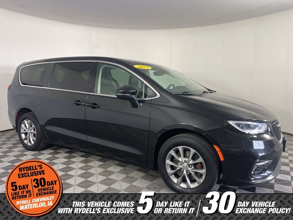 Used 2023 Chrysler Pacifica Touring-L image 2
