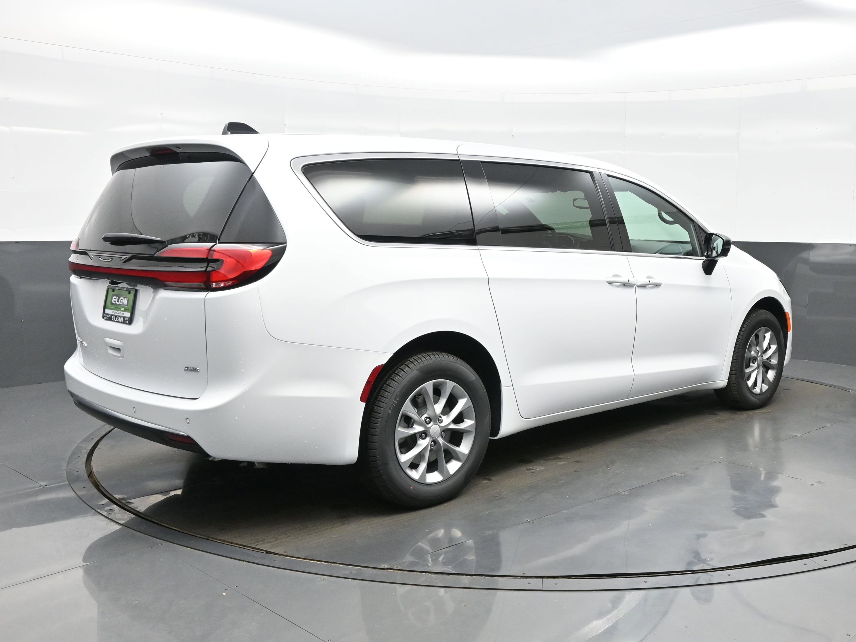 New 2027 Chrysler Pacifica Select AWD/4WD image 6