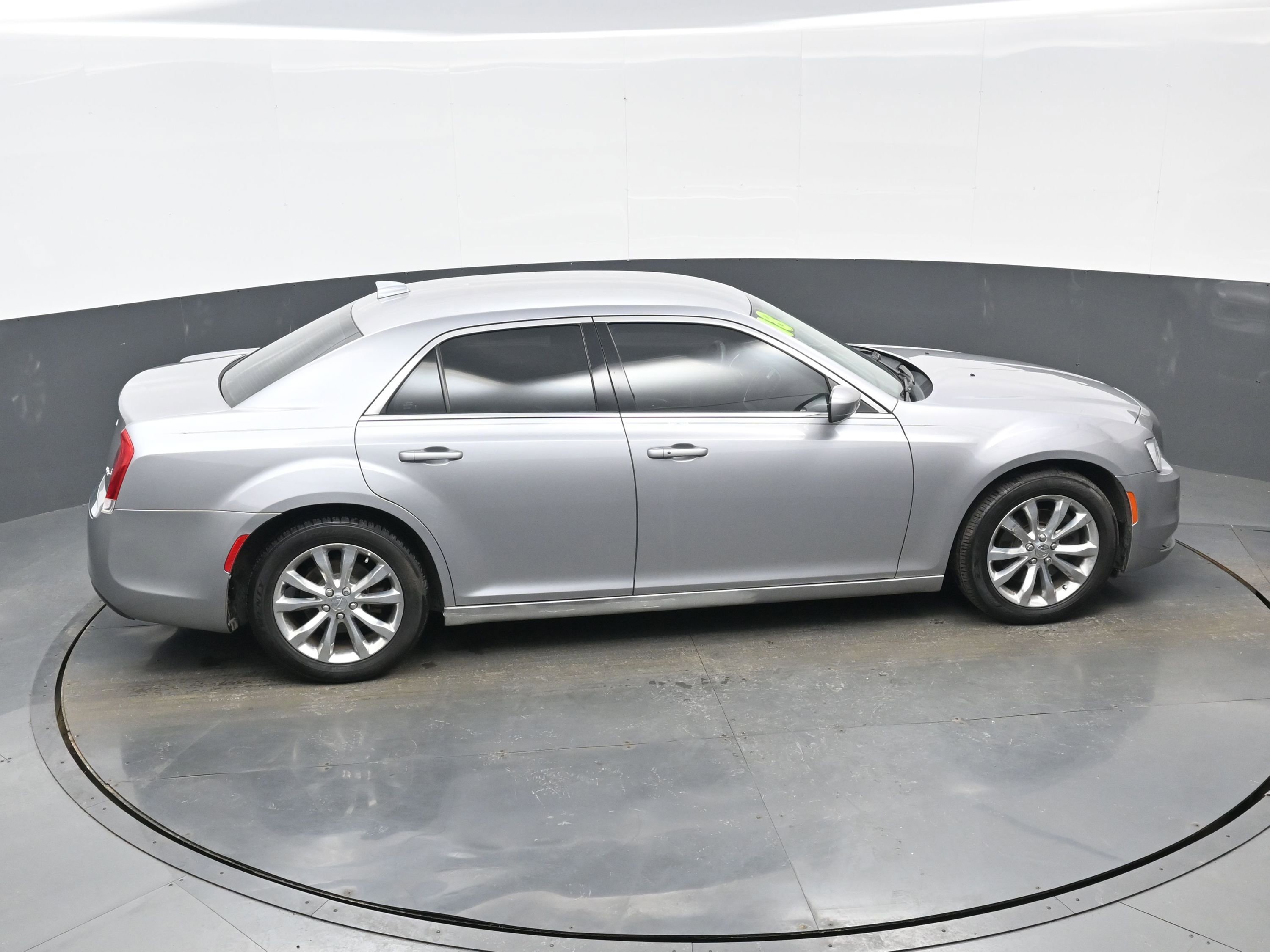 Used 2018 Chrysler 300 Touring image 38
