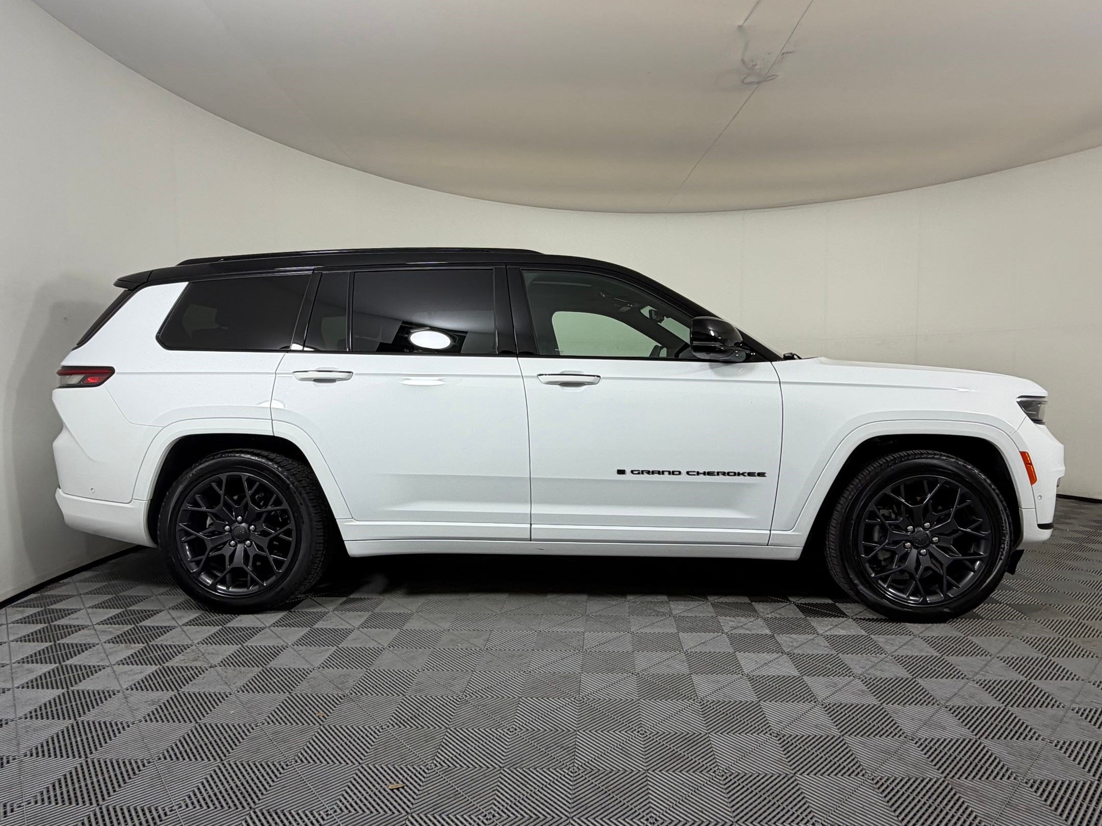 Used 2025 Jeep Grand Cherokee L Summit AWD/4WD image 8