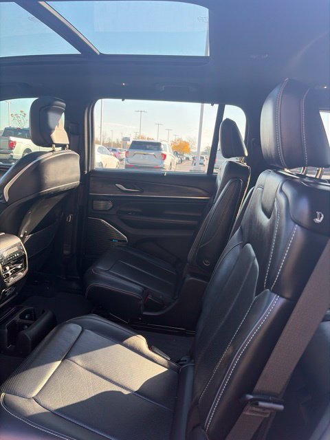 Used 2022 Jeep Grand Cherokee L Overland w/ Luxury Tech Group IV AWD/4WD image 15