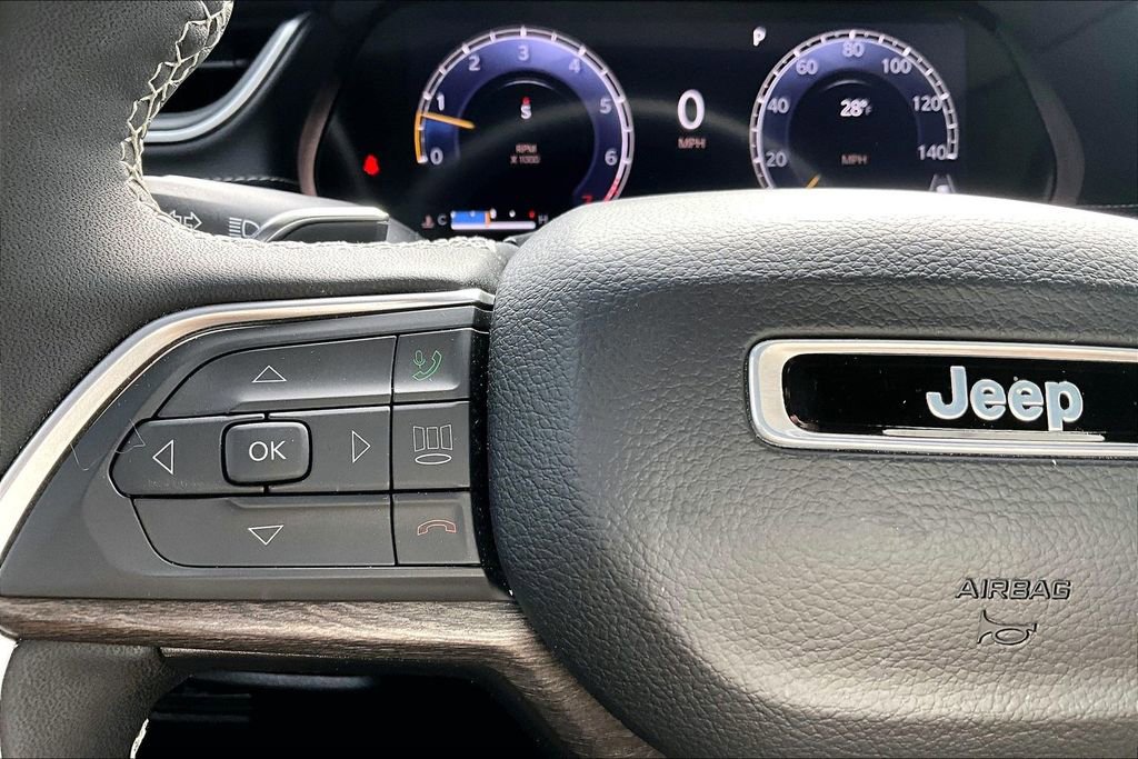 Used 2024 Jeep Grand Cherokee Limited w/ Black Appearance Package image 26