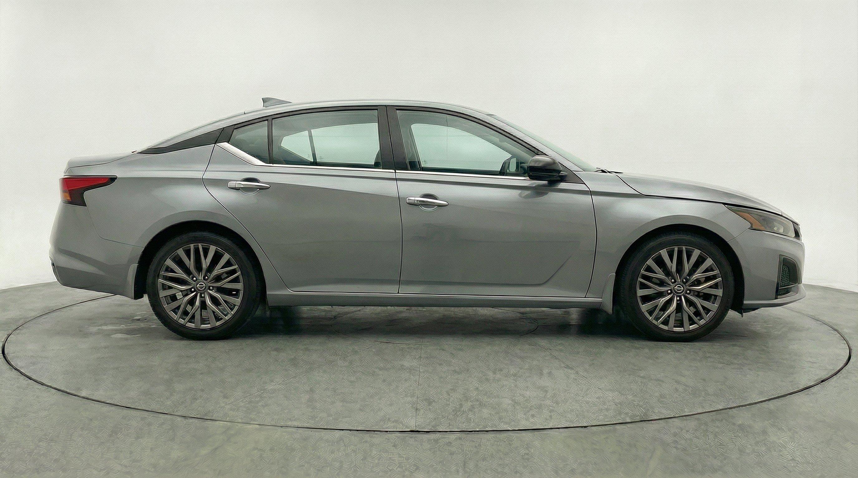Used 2025 Nissan Altima 2.5 SV FWD image 11