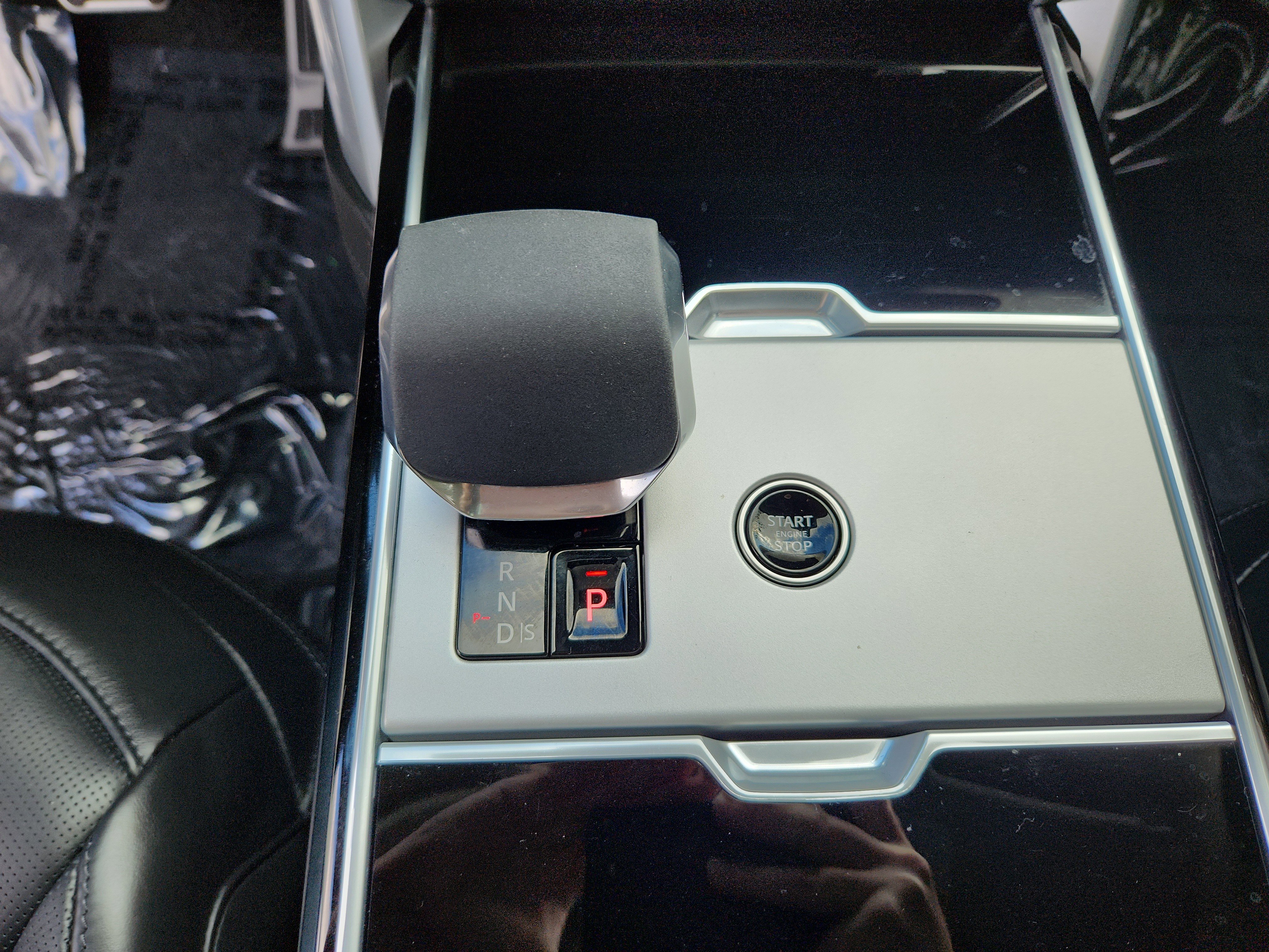 Used 2025 Land Rover Range Rover SE image 16