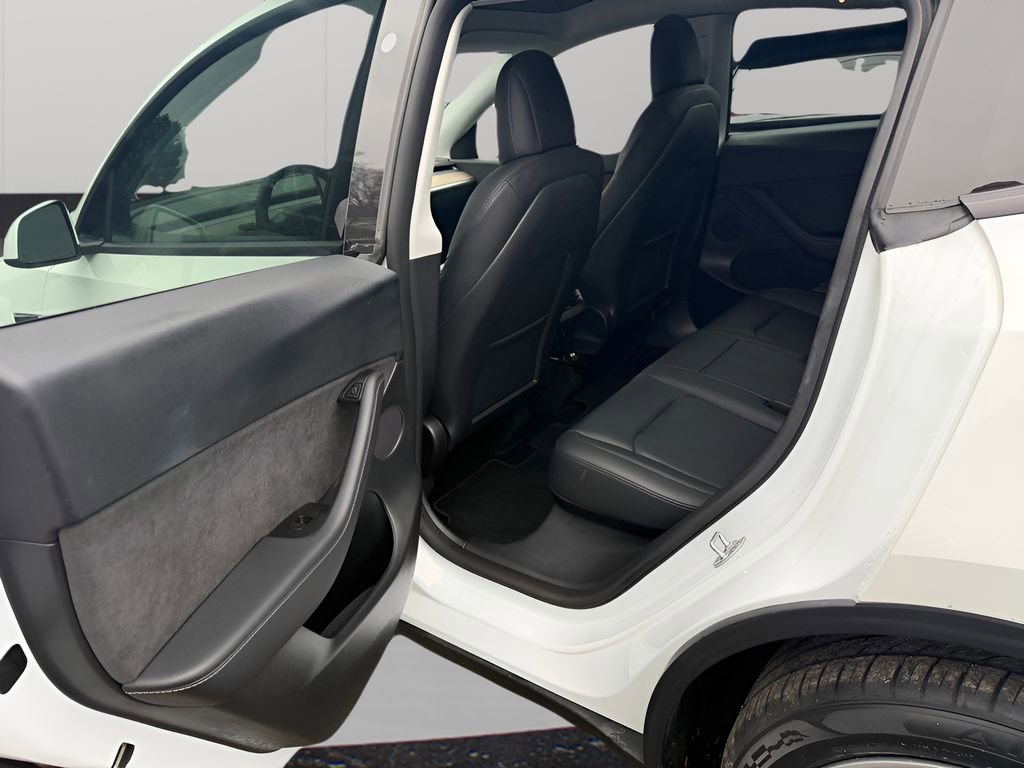 Used 2022 Tesla Model Y Long Range image 23