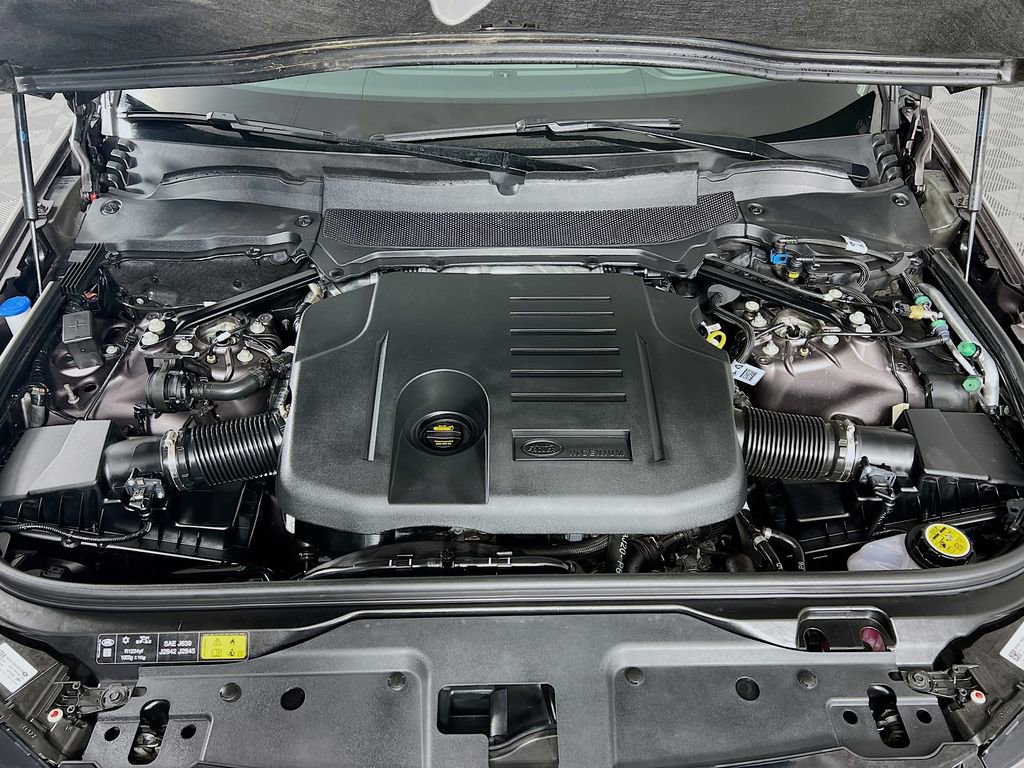 Used 2025 Land Rover Discovery Metropolitan Edition image 33