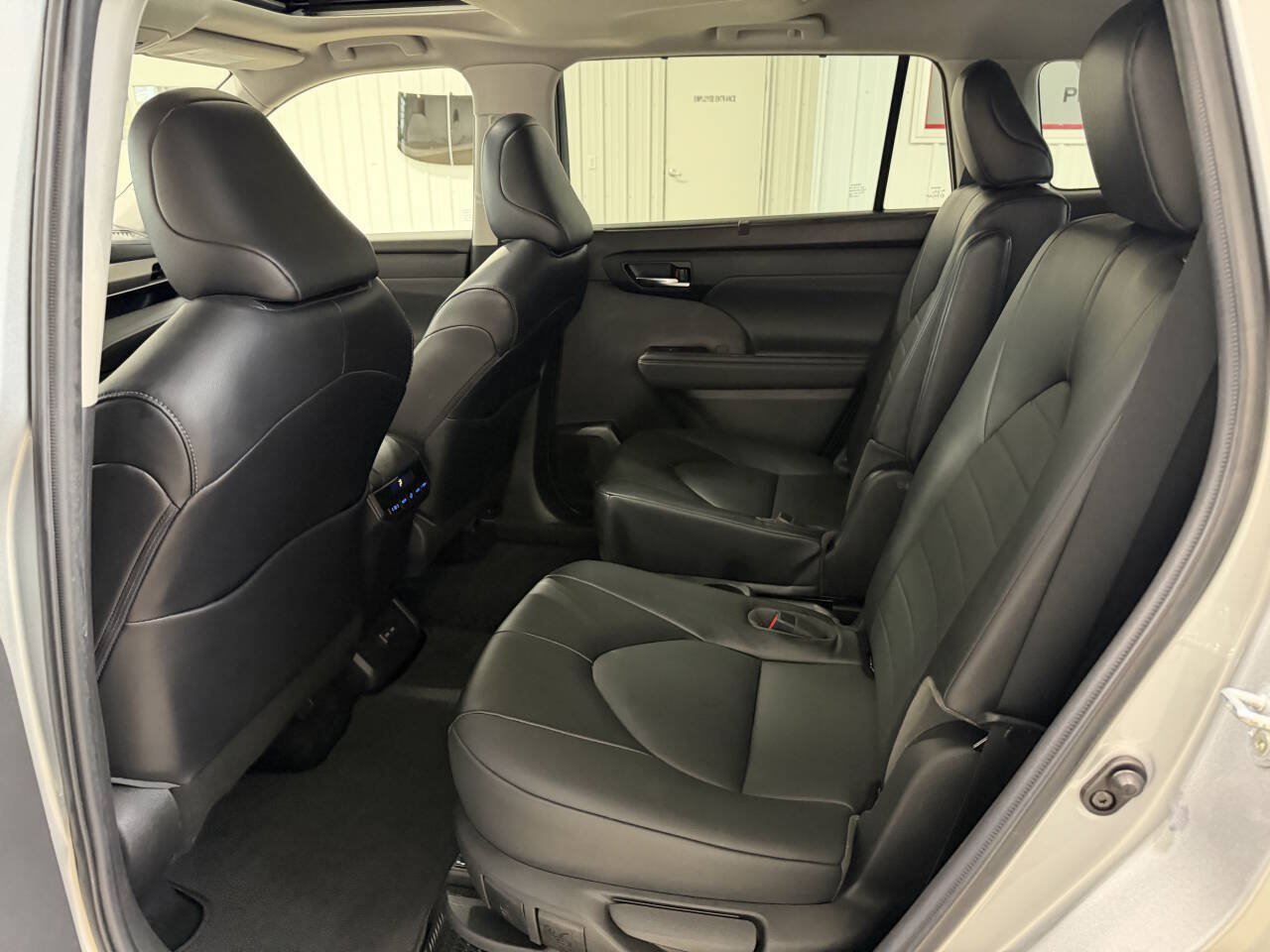 Used 2022 Toyota Highlander XLE AWD/4WD image 19