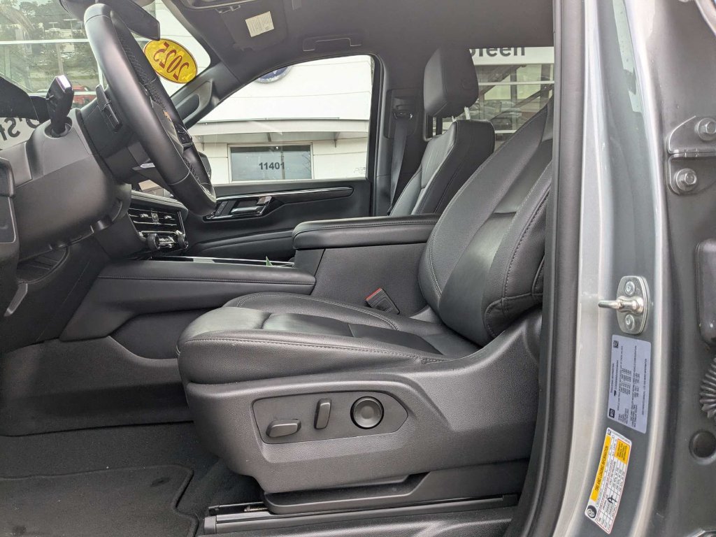 Used 2025 Chevrolet Tahoe LT AWD/4WD image 2