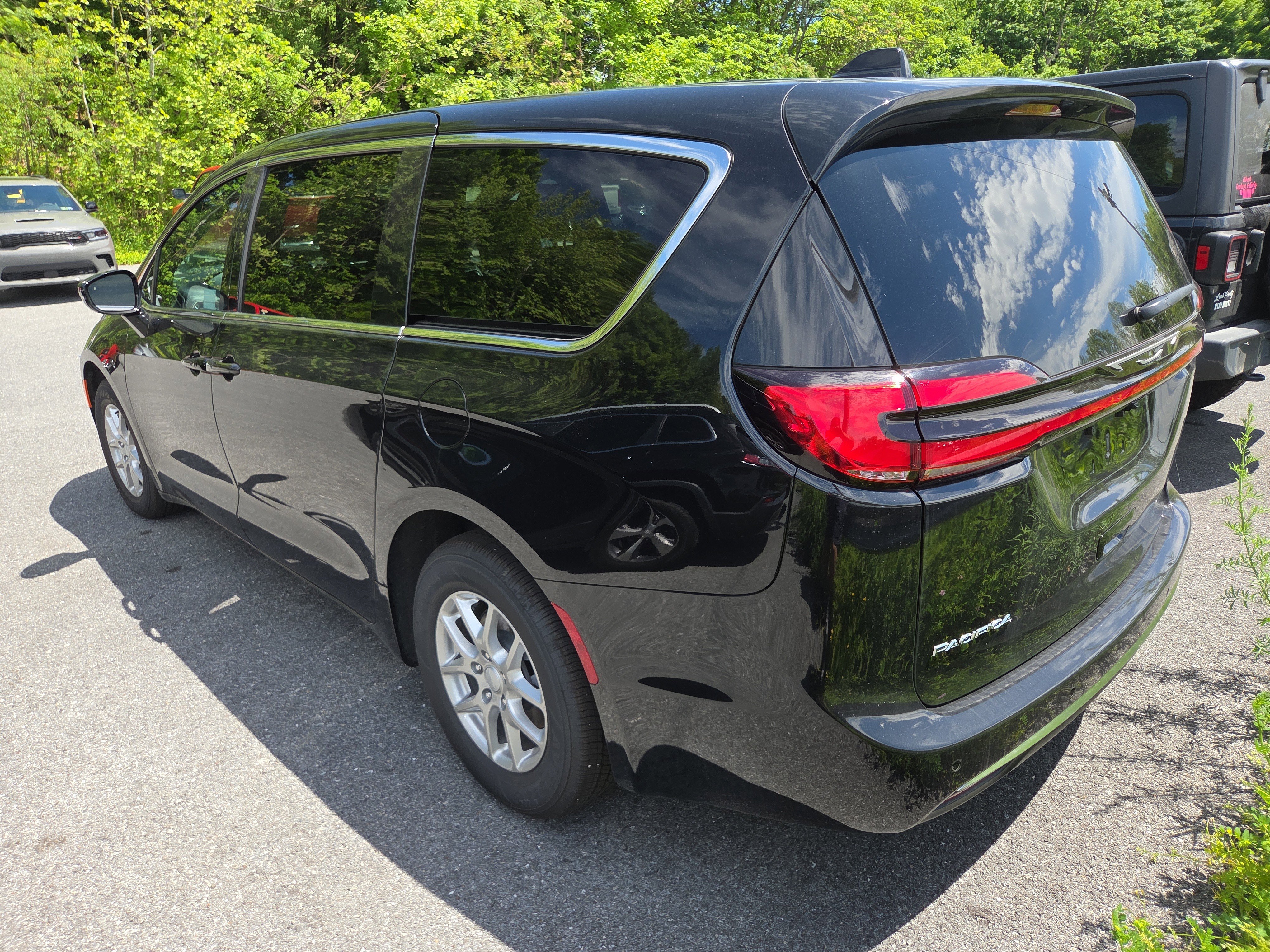 New 2027 Chrysler Pacifica Select FWD image 2