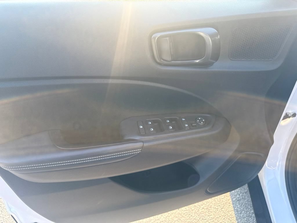 Used 2024 Hyundai Venue Limited FWD image 14