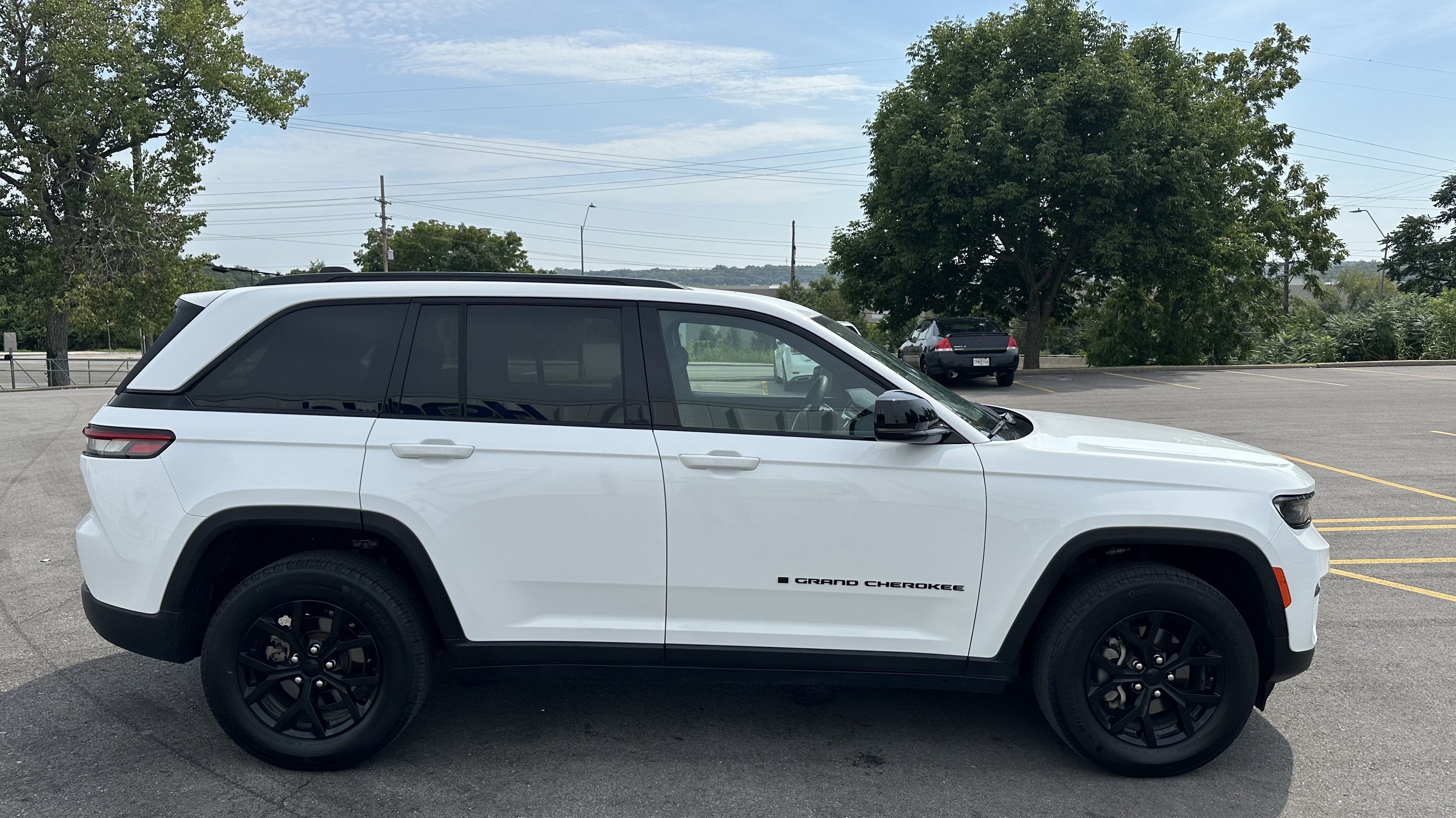Used 2025 Jeep Grand Cherokee Altitude AWD/4WD image 11