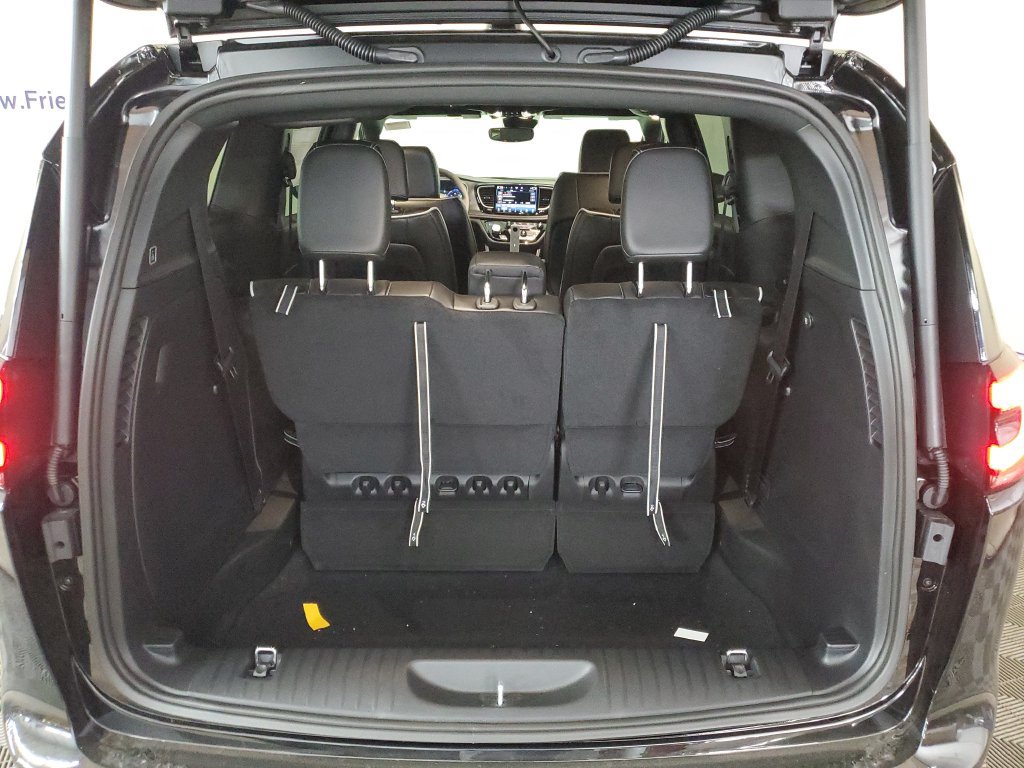 New 2027 Chrysler Pacifica Limited FWD image 29