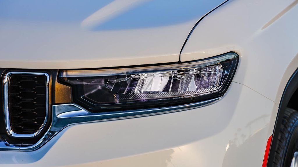 New 2025 Jeep Grand Cherokee Laredo X w/ Luxury Tech Group I image 5