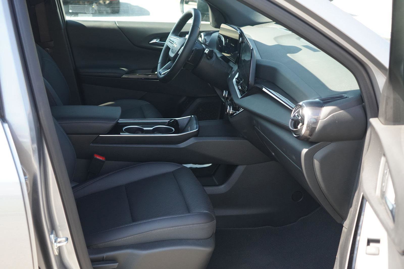 New 2025 Chevrolet Equinox LT w/ Convenience Package II image 29