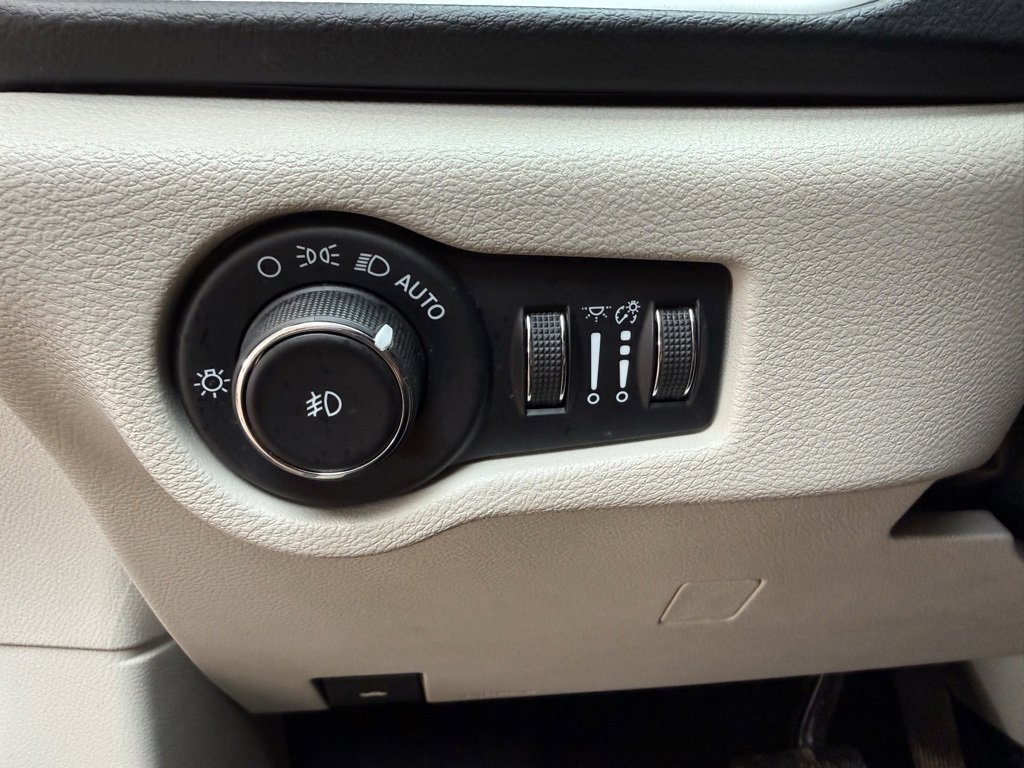 Used 2022 Chrysler Pacifica Touring-L image 23