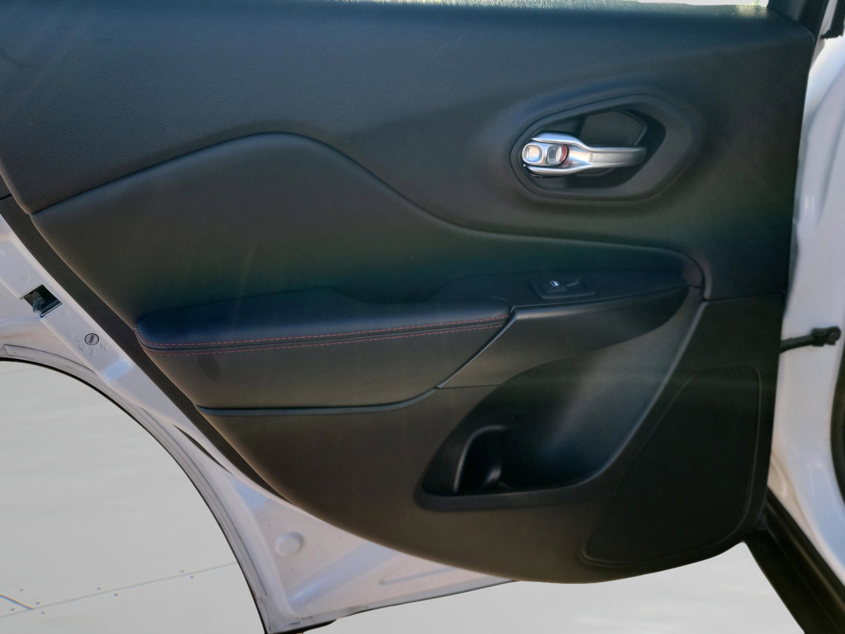 Used 2021 Jeep Cherokee Trailhawk w/ Comfort/Convenience Group image 31