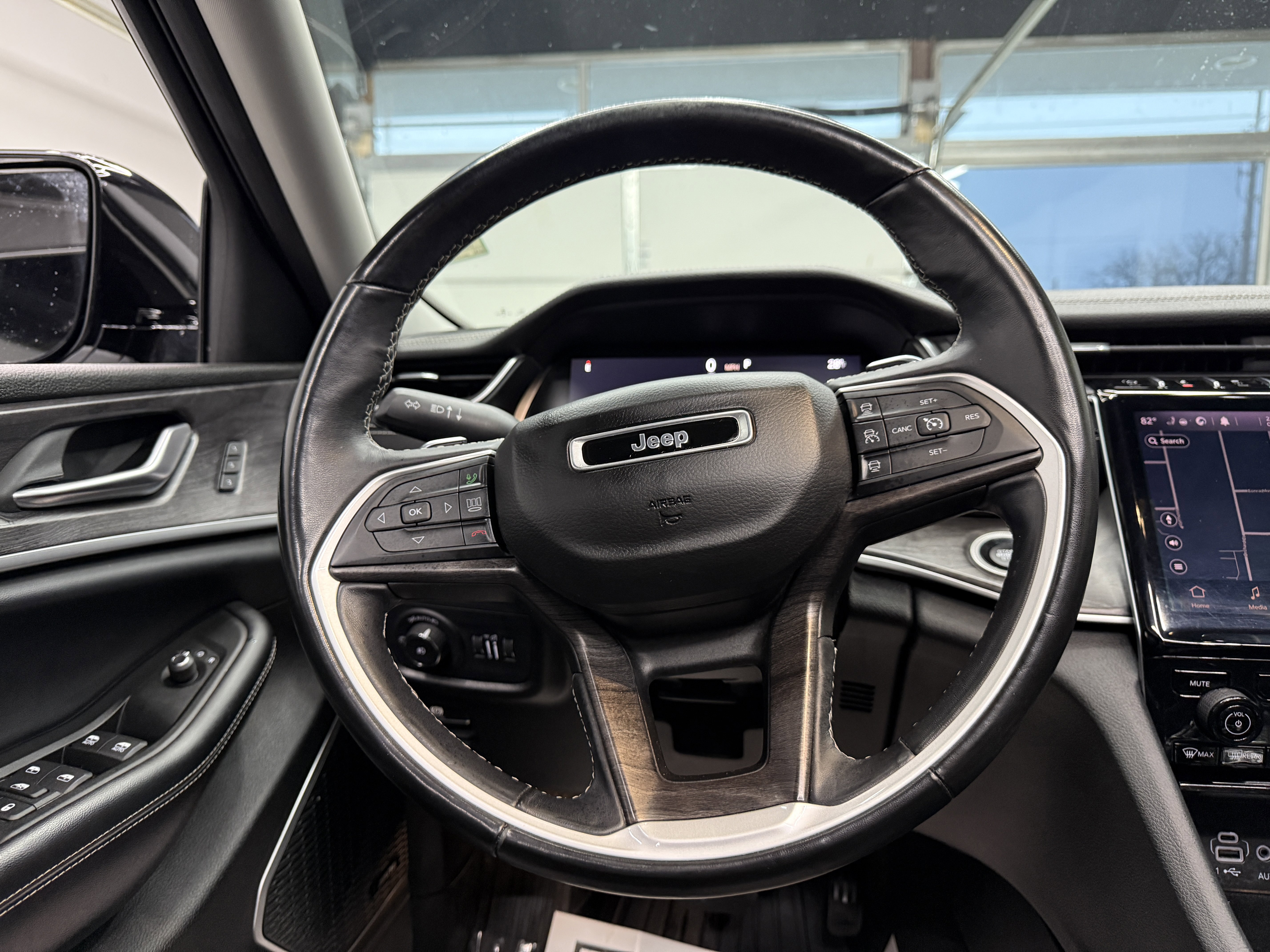 Used 2021 Jeep Grand Cherokee L Limited w/ Luxury Tech Group II image 16