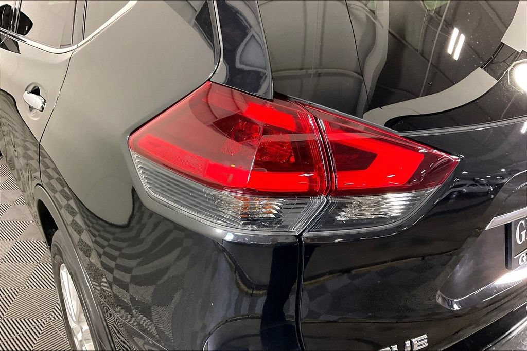 Used 2020 Nissan Rogue SV FWD image 39