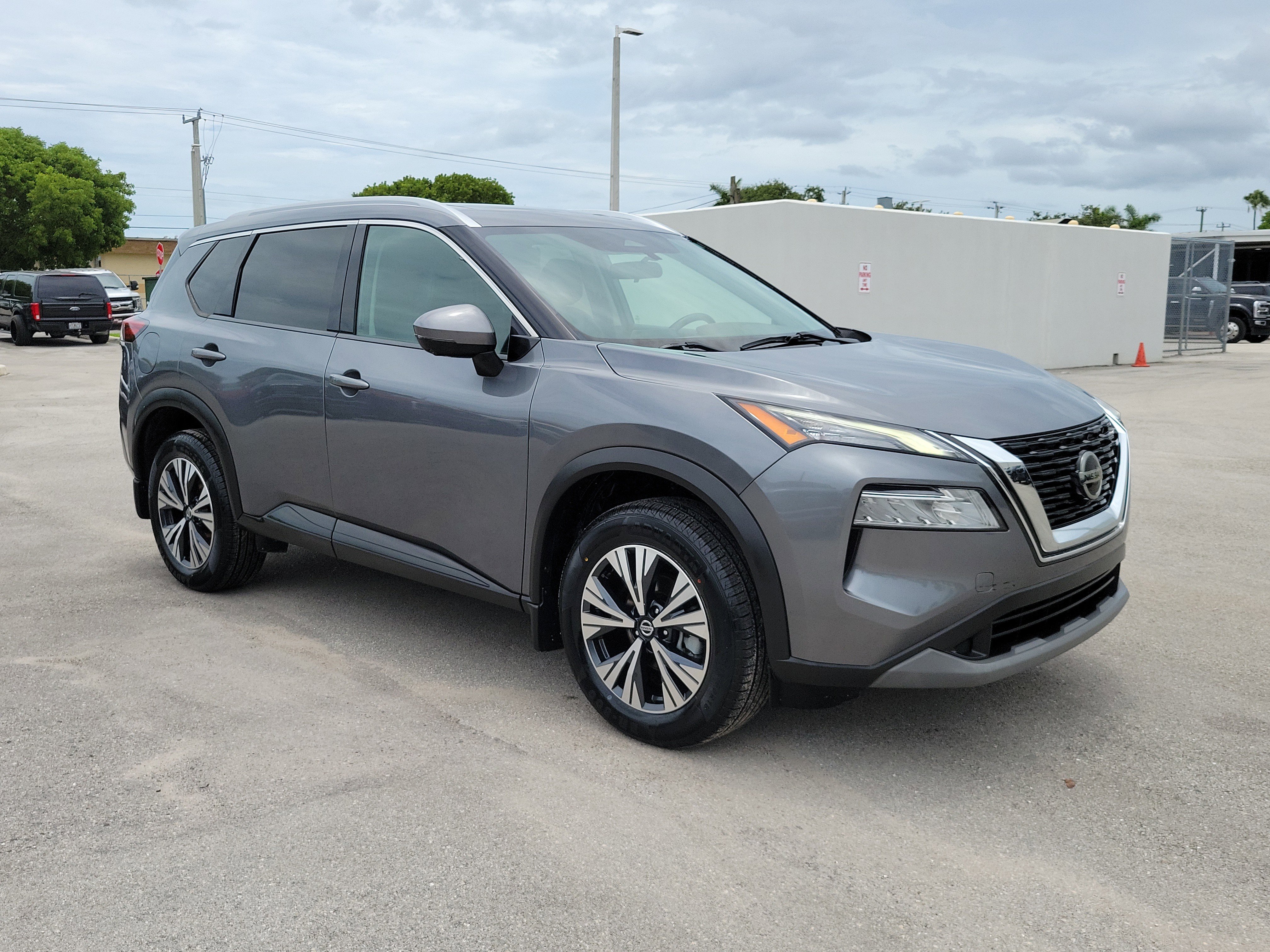 Used 2021 Nissan Rogue SV w/ Premium Package FWD image 3