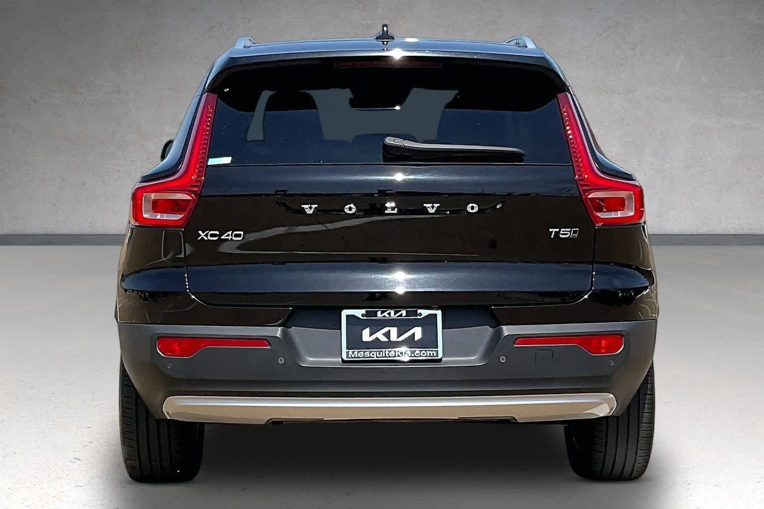 Used 2021 Volvo XC40 T5 Momentum w/ Climate Package AWD/4WD image 5