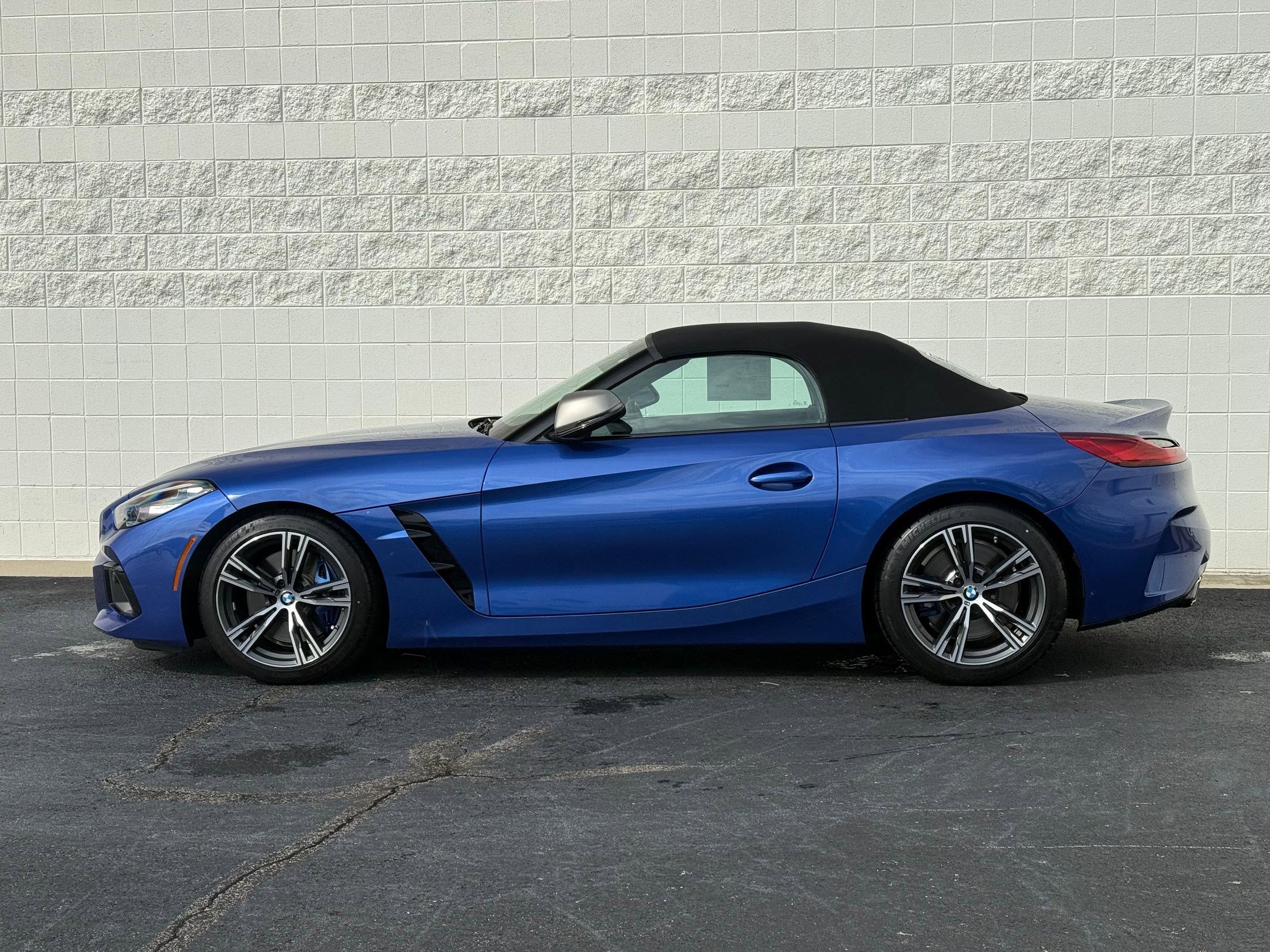 Certified 2025 BMW Z4 M40i w/ Premium Package image 2