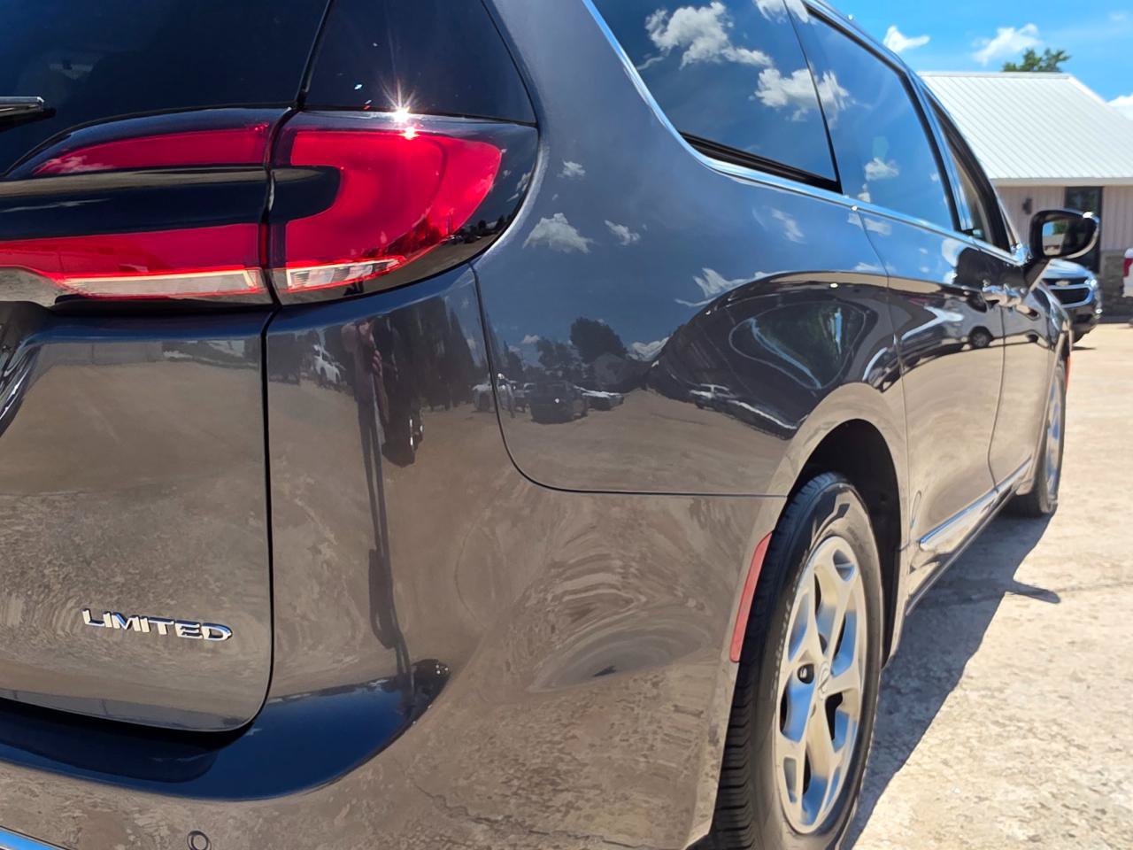 Used 2023 Chrysler Pacifica Limited FWD image 21