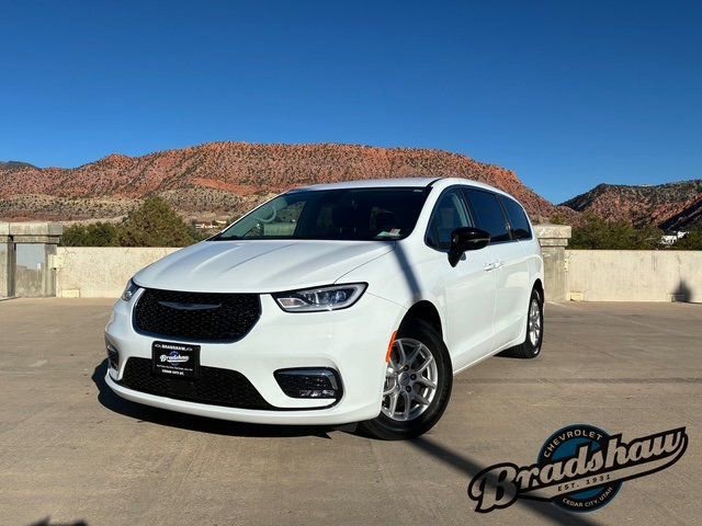 Used 2024 Chrysler Pacifica Touring-L image 1