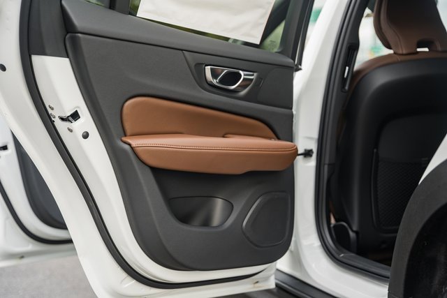 New 2026 Volvo V60 B5 Cross Country Plus w/ Protection Package Premier image 38