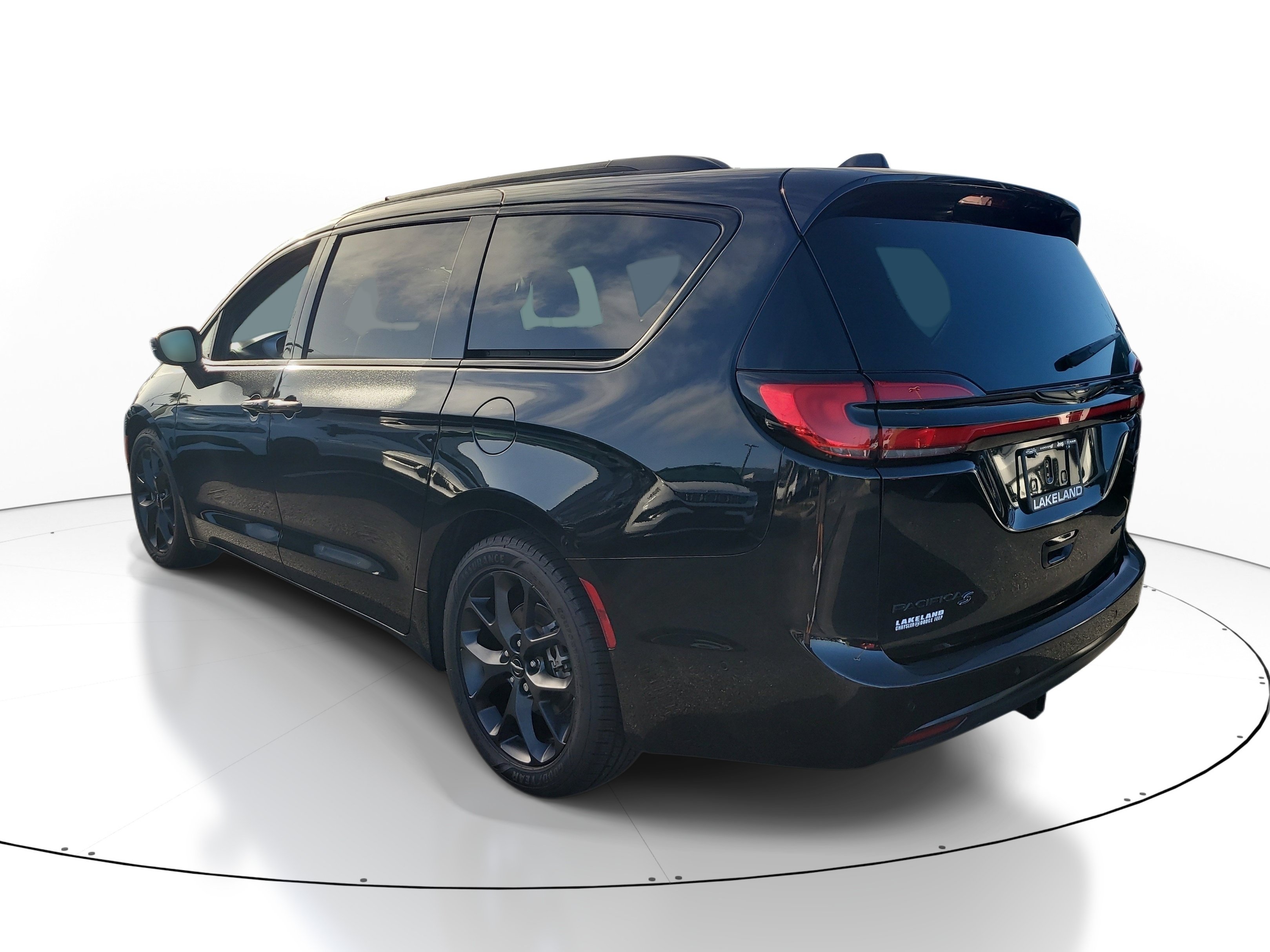 Used 2024 Chrysler Pacifica Limited w/ Uconnect Theater Family Group FWD image 6