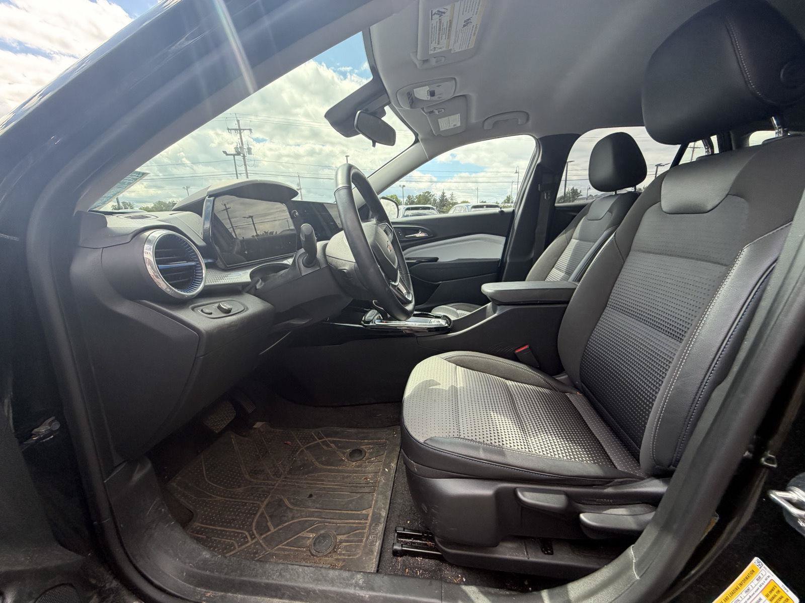 Used 2025 Chevrolet Trax LT w/ Driver Confidence Package FWD image 3