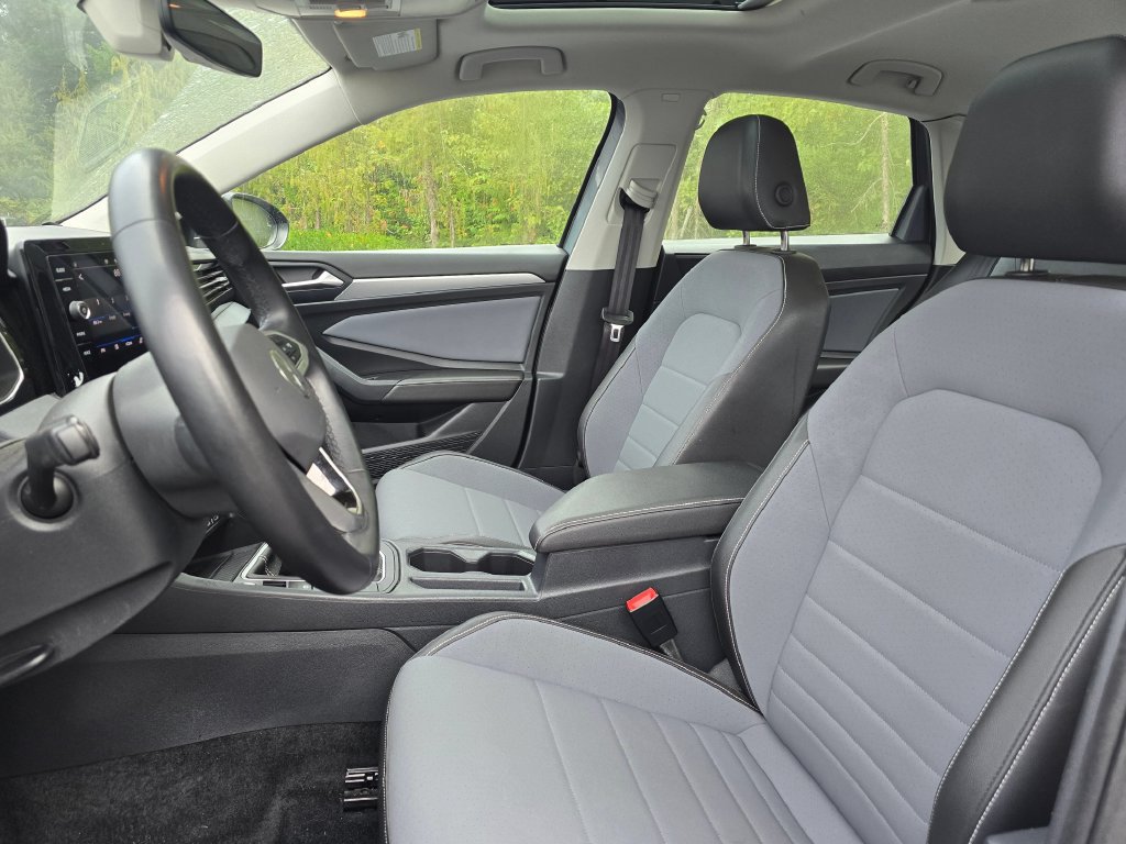 Used 2025 Volkswagen Jetta SE FWD image 3