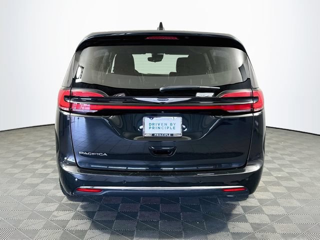 Used 2023 Chrysler Pacifica Touring-L FWD image 7