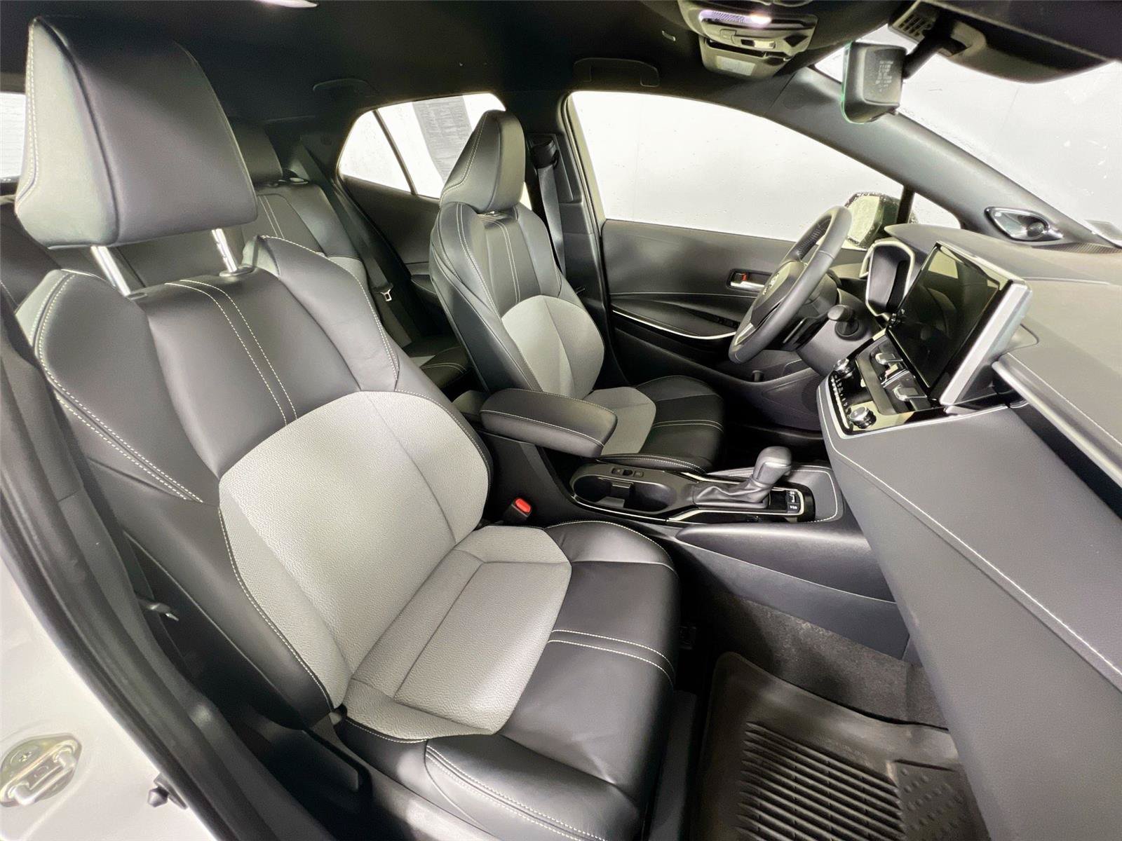 Used 2025 Toyota Corolla XSE FWD image 26