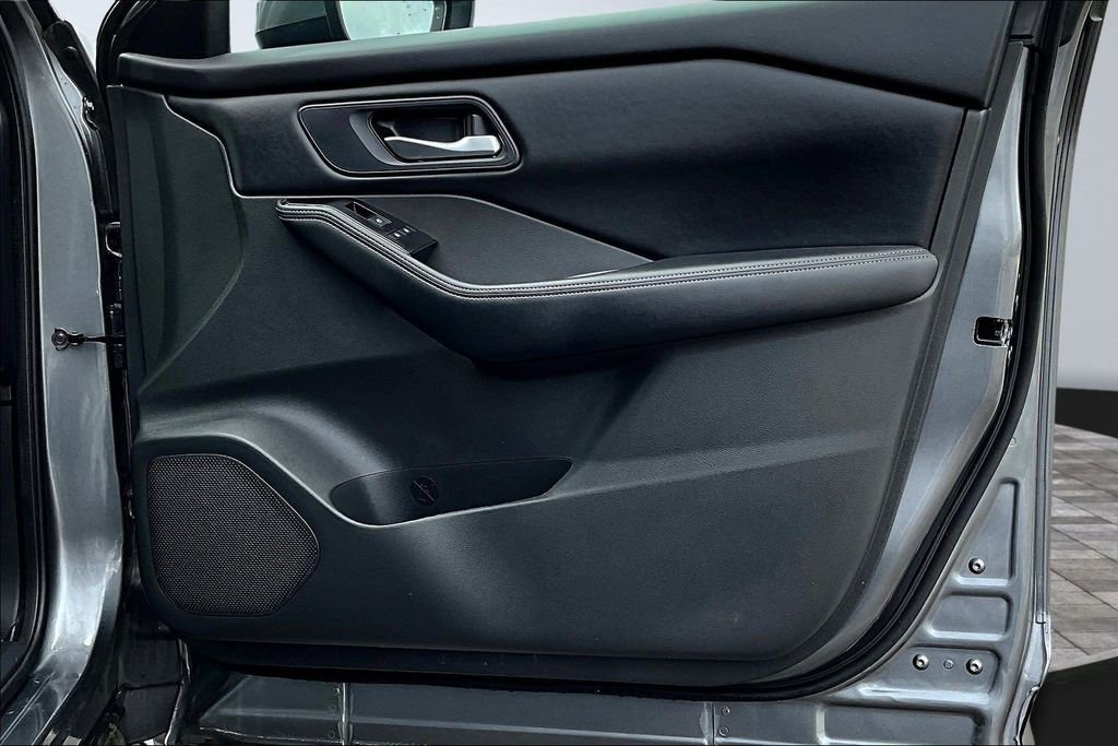 Used 2025 Nissan Rogue SV image 26