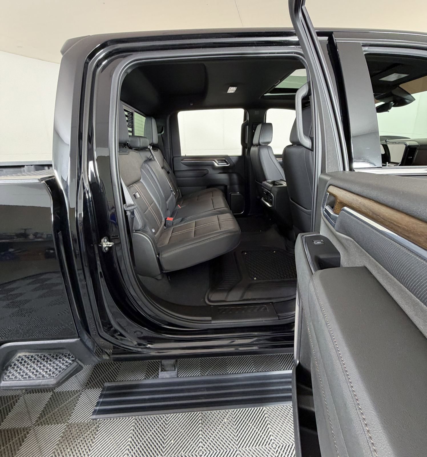 Used 2024 Chevrolet Silverado 3500 High Country w/ Technology Package AWD/4WD image 5